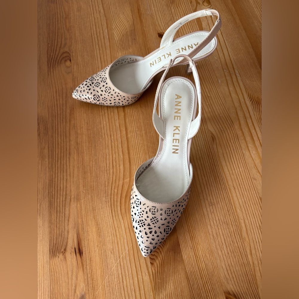 ANNE KLEIN FABRIZIA SLINGBACK HEELS, NUDE NATURAL PATENT, SZ 7